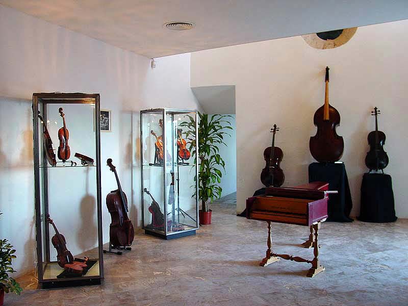 Exhibition historical musical instruments Orpheon Foundation