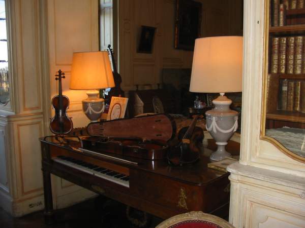 Exhibition historical musical instruments Orpheon Foundation